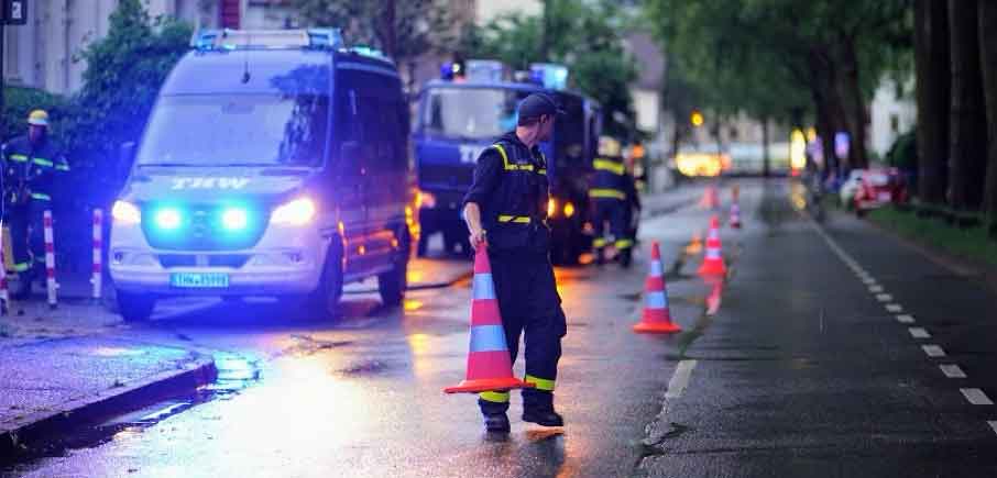 Mitglieder des Technisches Hilfswerk (THW) bei einem Einsatztraining in Schutzkleidung